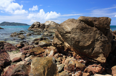 在热带的海滩上的石头