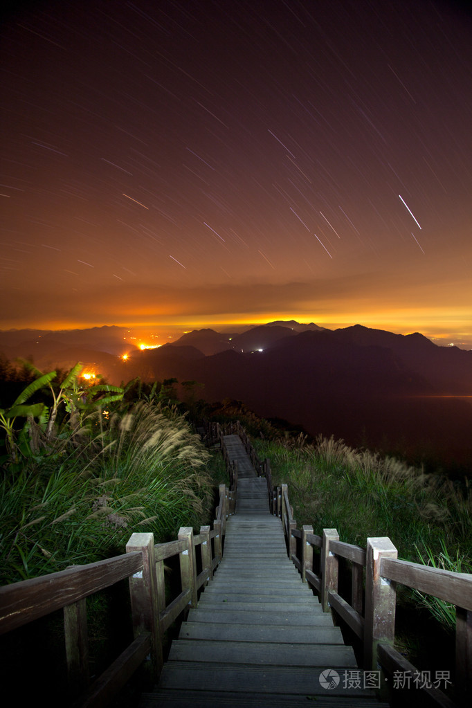 在山区和暗蓝色的天空与云的夜景景观