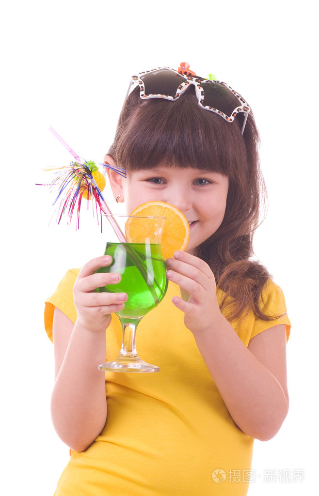 漂亮的小女孩喝绿色孩子的鸡尾酒