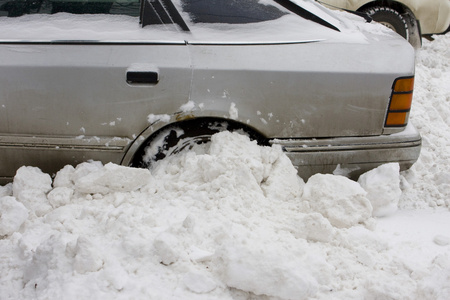 汽车轮胎上积雪的路上