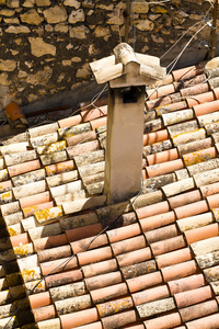 典型西班牙村庄与白色的墙壁和红色的屋顶，丹尼亚西班牙