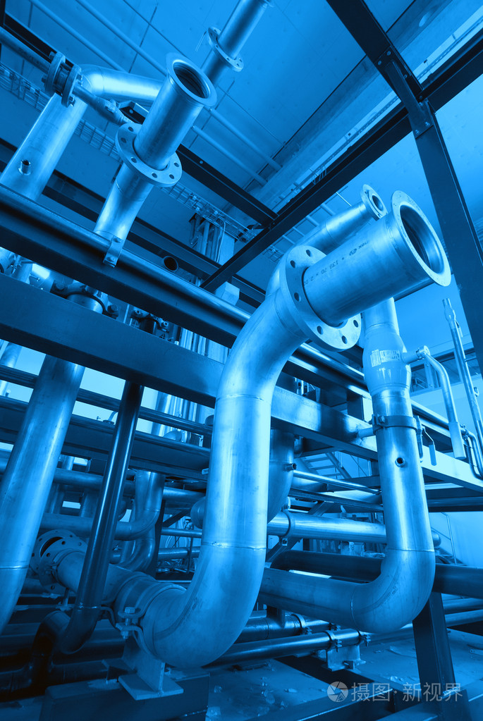 工业园区钢质管道和电缆的蓝色色调