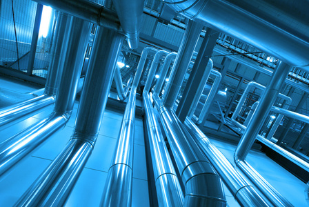 工业园区 钢质管道和电缆的蓝色色调