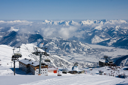 在高山滑雪缆车