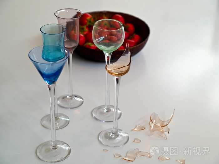 破碎的酒杯