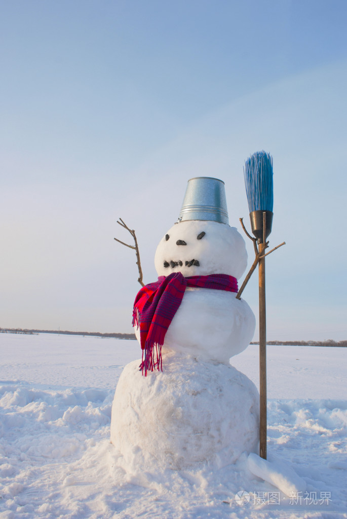 在雪原孤独雪人