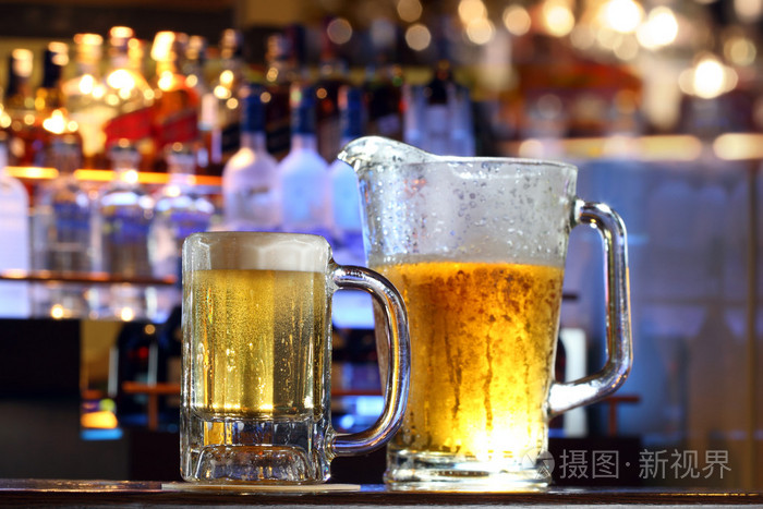 在一家酒吧的啤酒