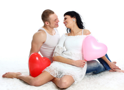 年轻浪漫的情人节夫妇与心气球