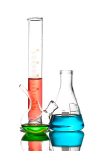 三个烧瓶与颜色液体和孤立在白色的反射