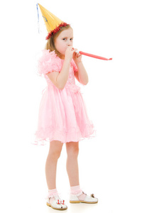 一个女孩在一个粉色的裙子和帽子吹在白色背景上的管