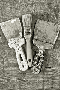 不同的工具在一个木制的背景上