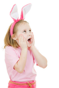 小女孩用白色背景上的粉红耳朵兔子