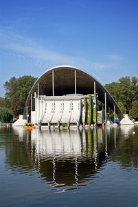 湖上的夏季戏院