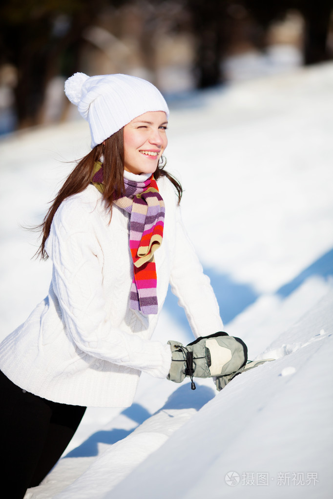 女孩玩雪
