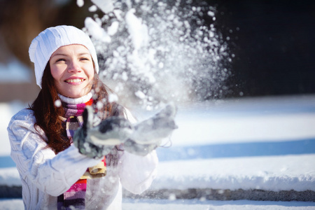 女孩玩雪