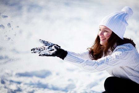 女孩玩雪