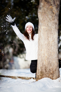 女孩玩雪