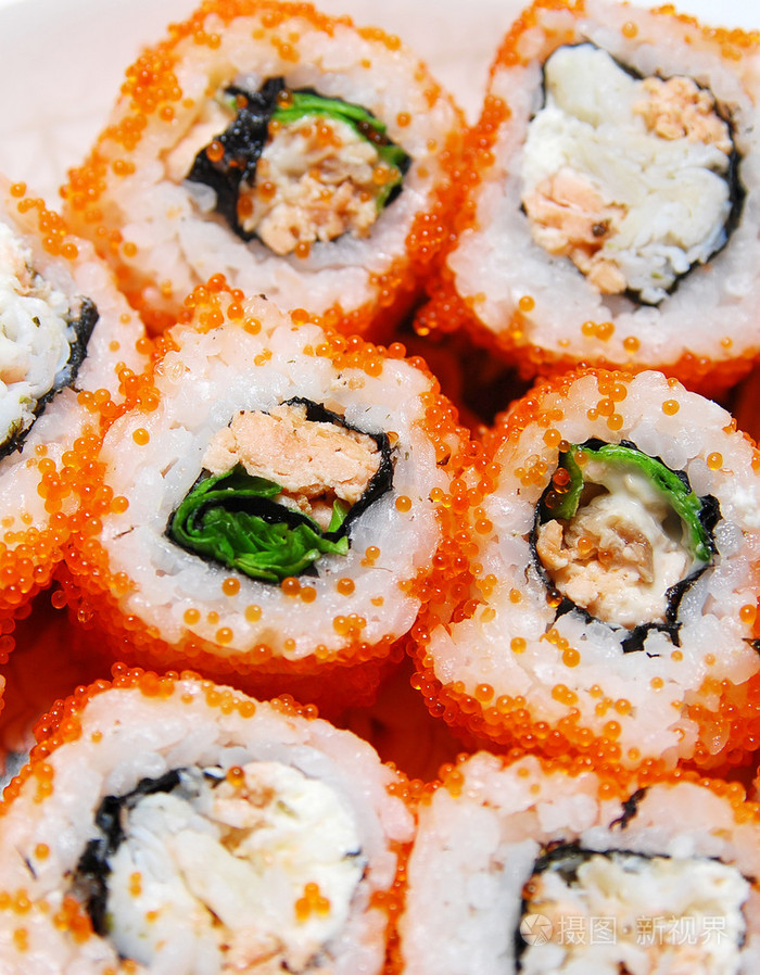 在白色背景上的寿司