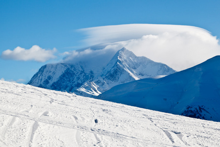 边坡上的在梅杰夫滑雪度假村法国阿尔卑斯山