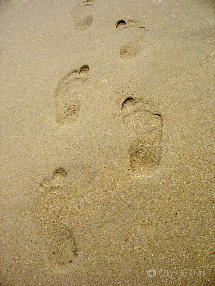 在沙中的足迹