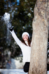 女孩玩雪