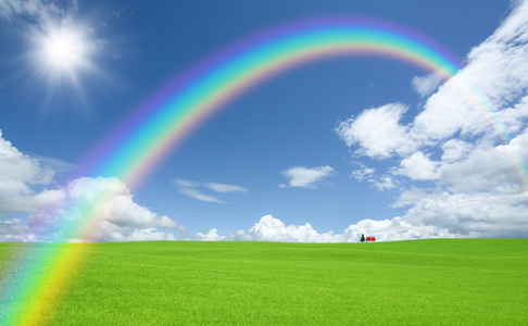 绿草和红屋顶的房子和彩虹照片