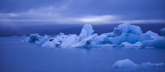 山水风景与冰 jokulsarlon 冰岛