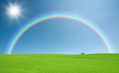 绿草和红屋顶的房子和彩虹照片