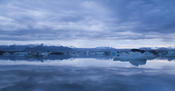 山水风景与冰 jokulsarlon 冰岛