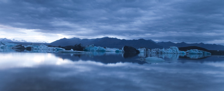 山水风景与冰 jokulsarlon 冰岛