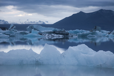 山水风景与冰 jokulsarlon 冰岛