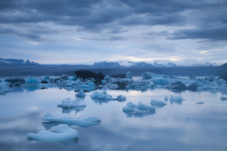 山水风景与冰 jokulsarlon 冰岛