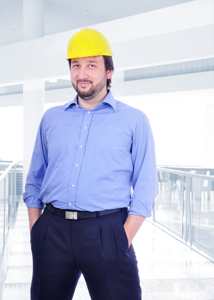 孤立的年轻男性工程师