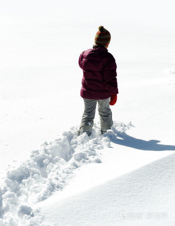 在雪中行走