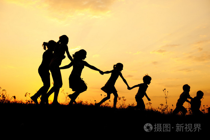剪影,快乐玩耍的孩子们在草地上, 日落, 夏季组