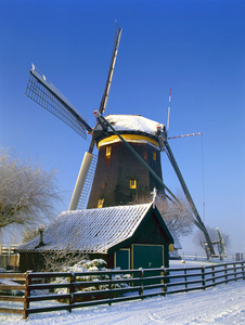 荷兰磨房在一个冬天风景