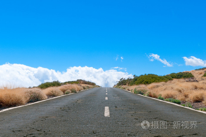 沙漠公路延伸到在兰萨罗特岛岛 嫩黄 islan 地平线