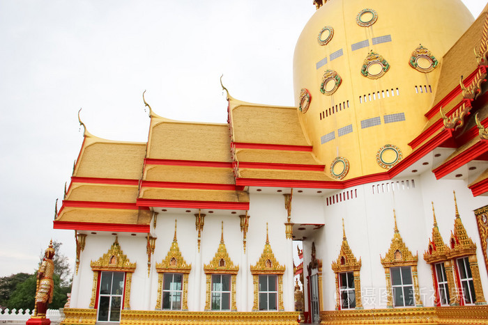 庙宇建筑位于北柳，泰国