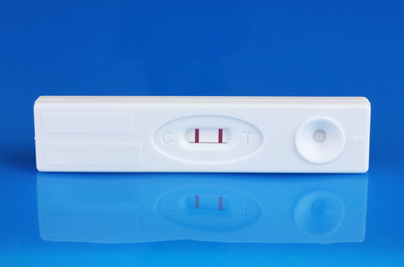 蓝色背景上的怀孕测试