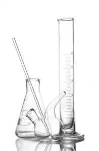 三个空实验室玻璃器皿用反射隔离在白色