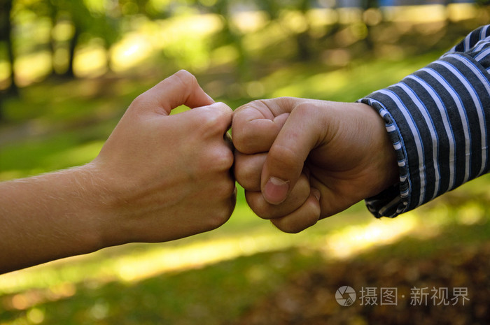 朋友握手