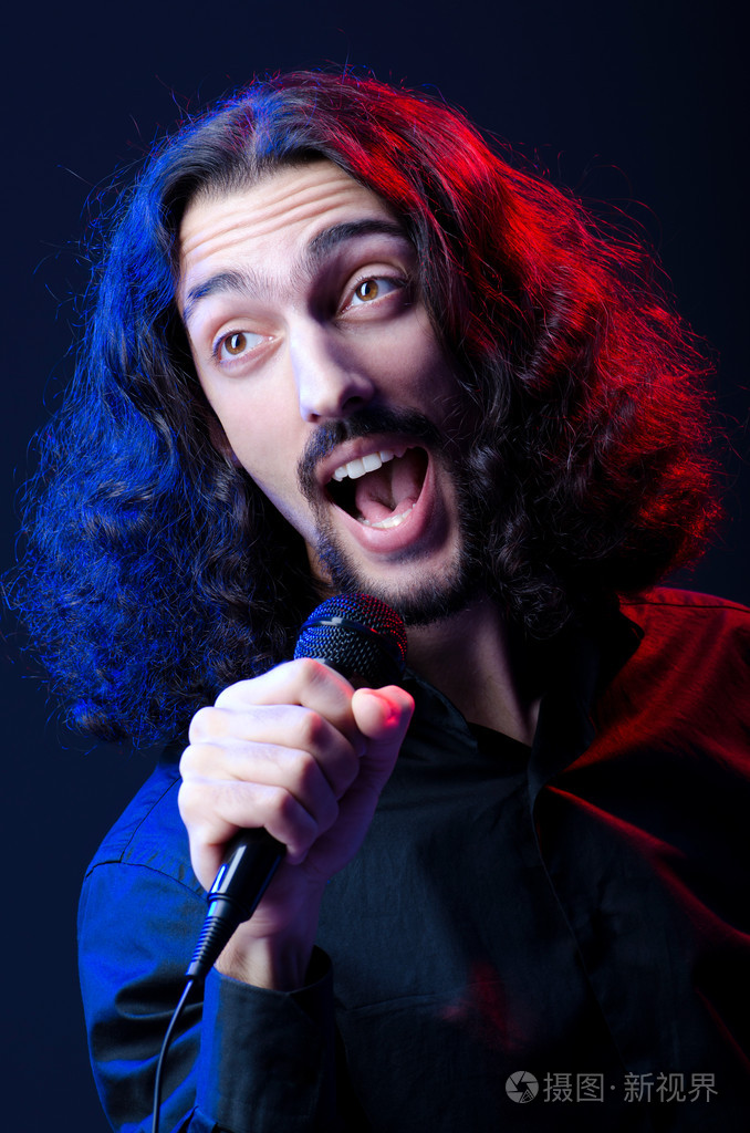 人在音乐会上唱歌照片-正版商用图片0vsc5z-摄图新视界
