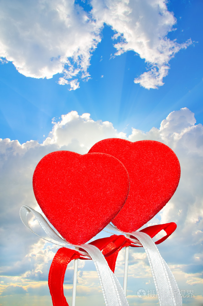 在天空背景上的两颗心