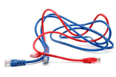 蓝色和红色的网络电缆