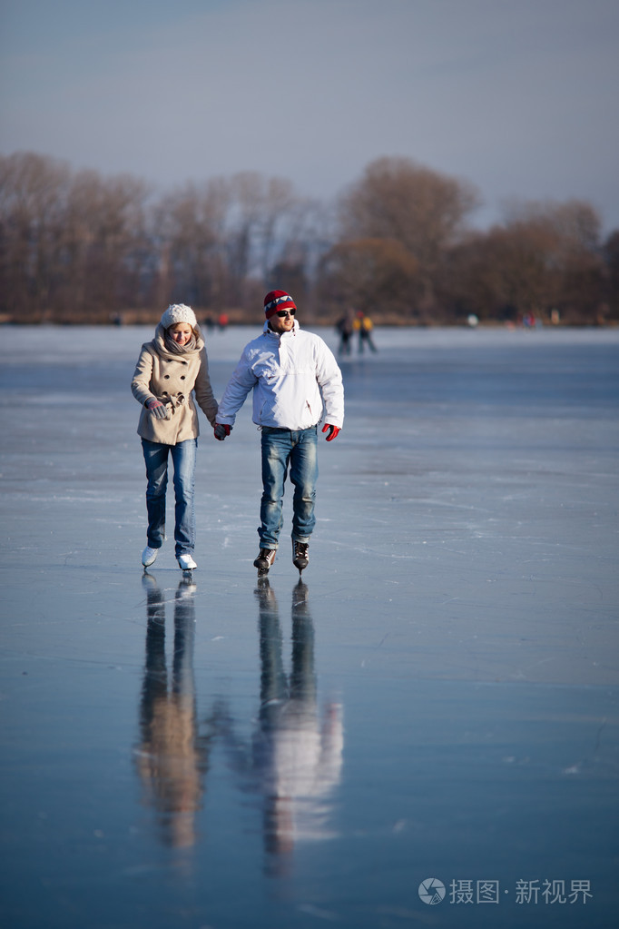 几个冰上池塘一件可爱的阳光明媚的户外滑冰冬天天