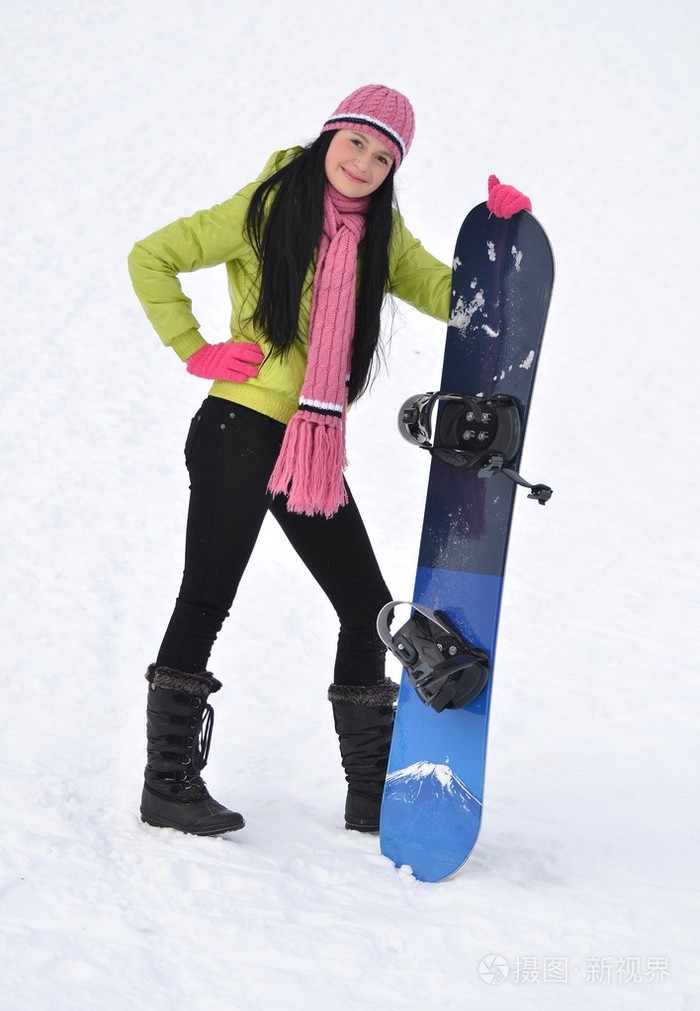 单板滑雪站在雪山上面的女人