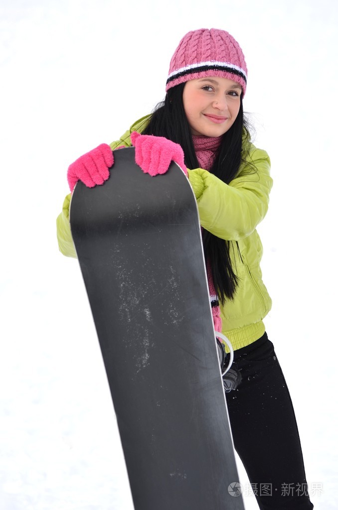 单板滑雪站在雪山上面的女人