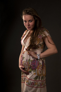 工作室的怀孕妇女的肖像
