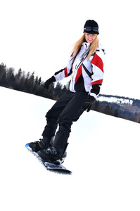 单板滑雪站在雪山上面的女人图片