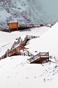 玉龙雪山山顶的木制小屋